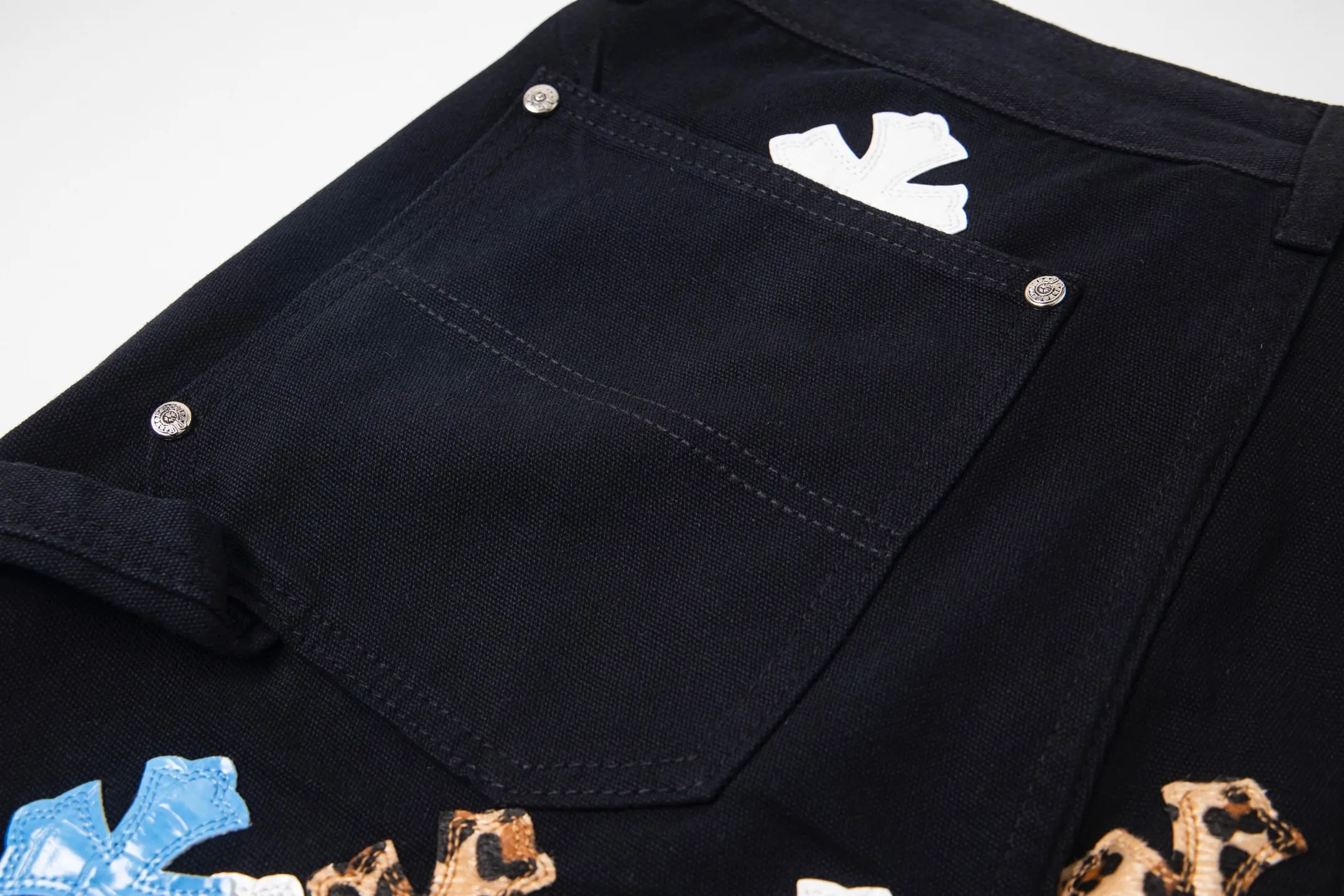 P270 Chrome Hearts/Chrome Hearts 25FW CH Workwear Logging Large Cross Leather Jeans Limited Edition Chrome Hearts are the most popular pants in color. Made of beaded canvas fabric, heavy washing makes the upper body of the fabric more textured and the pants are tall and straight! The three-dimensional cutting of the whole trousers is a masterpiece! The hardware is customized by zp. The beaded canvas fabric is thick and soft after being washed. It has good breathability. Customized small leather label. Unique design. The details are simple and elegant, and the workmanship is exquisite. The whole trousers are neatly routed and the details are in place! It’s so cool that both men and women can easily control the genderless trend! Style number: 1719# Color: black Size: 28 30 32 34 36